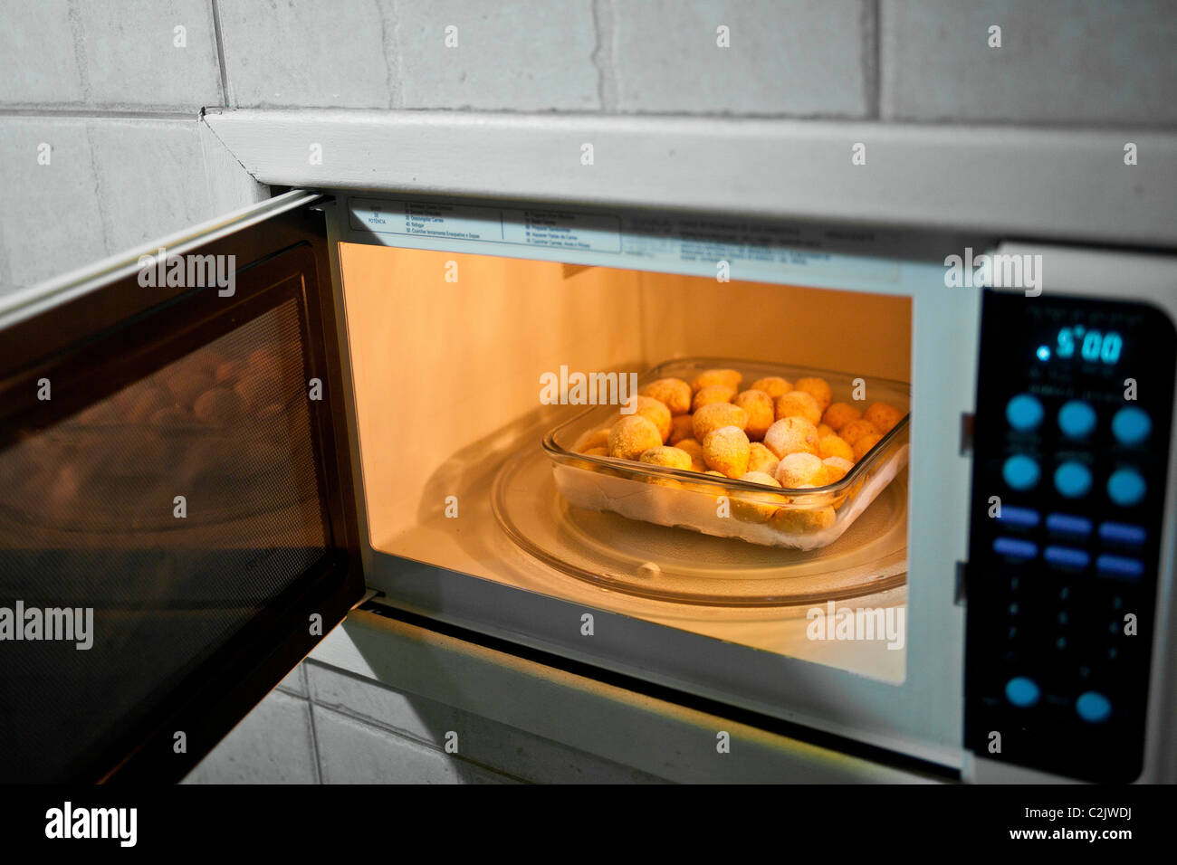 https://c8.alamy.com/comp/C2JWDJ/canapes-to-be-unfrozen-in-a-microwave-oven-C2JWDJ.jpg