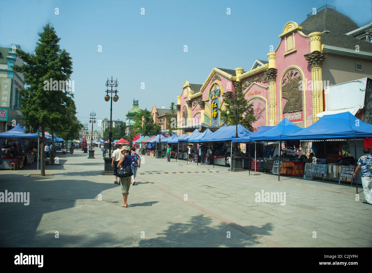 Russisn shopping and commercial area in Dalyan China packed with people - 26th March 2005. Stock Photo