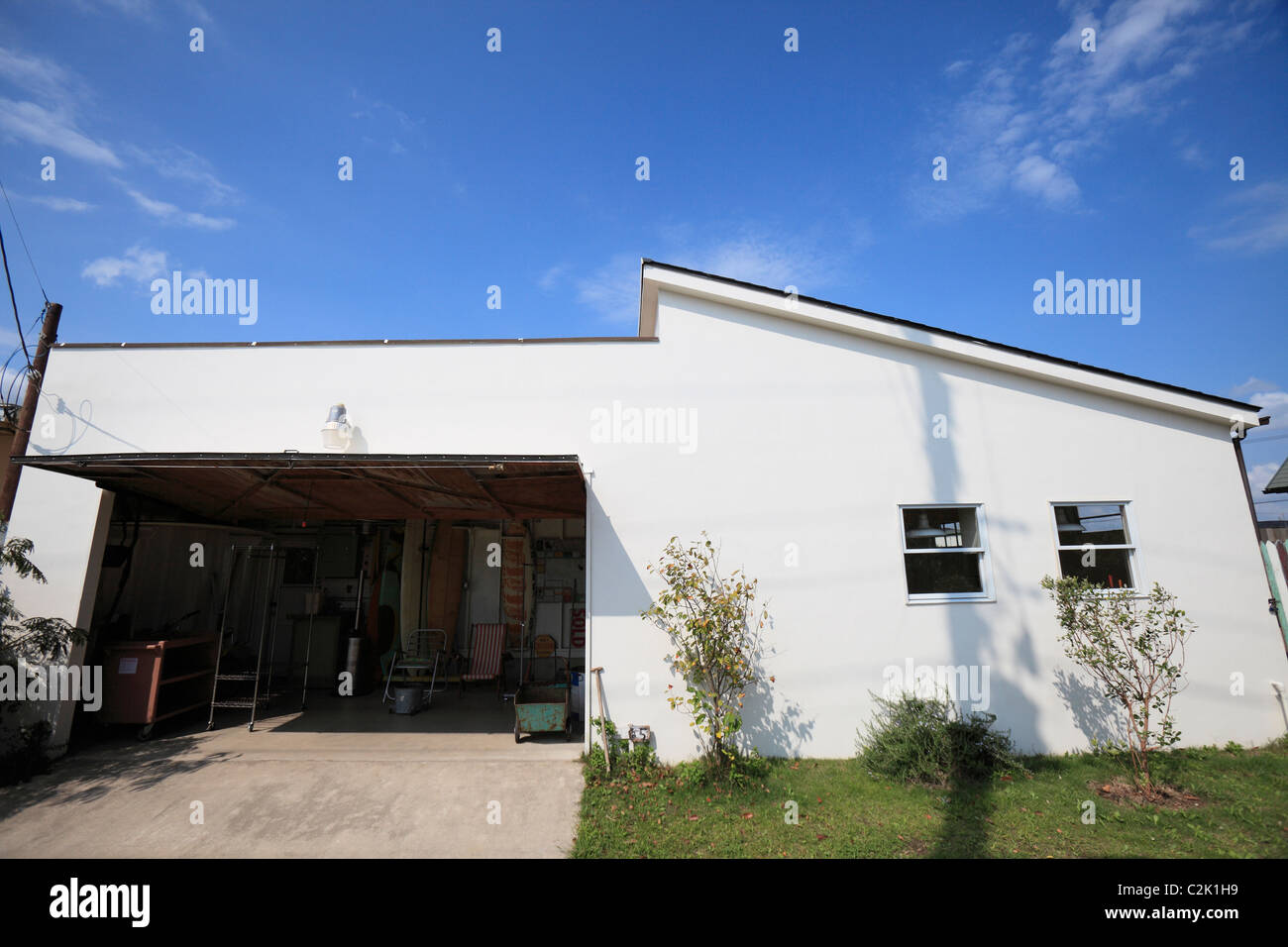 Blue house exterior hi-res stock photography and images - Alamy