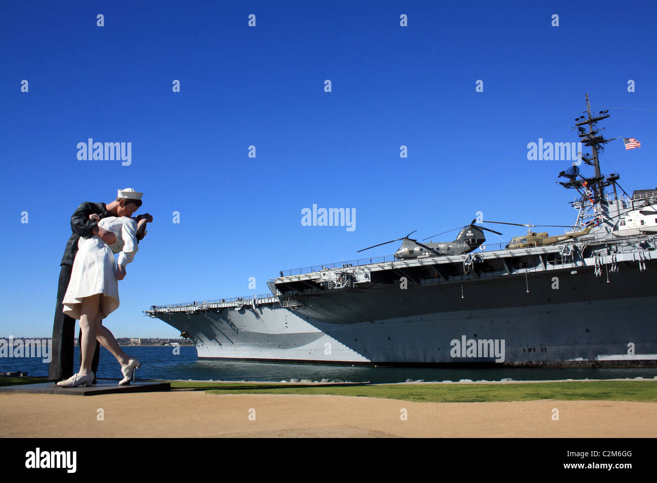 UNCONDITIONAL SURRENDER STATUE & USS MIDWAY SAN DIEGO USA 10 December