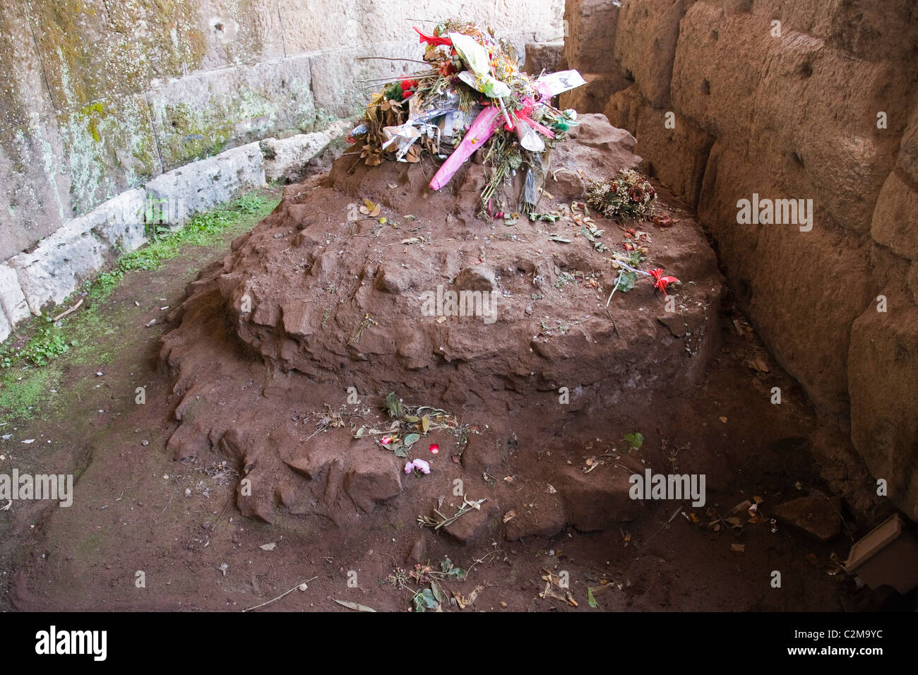 the-tomb-of-julius-ceasar-la-romana-forum-rome-italy-stock-photo-alamy