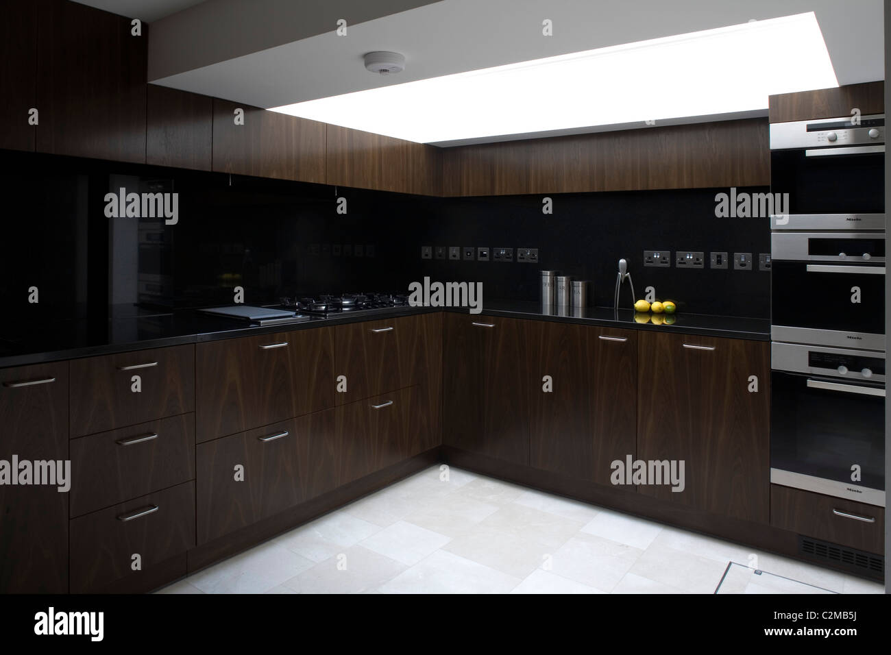 Purple kitchen cabinets hi-res stock photography and images - Alamy