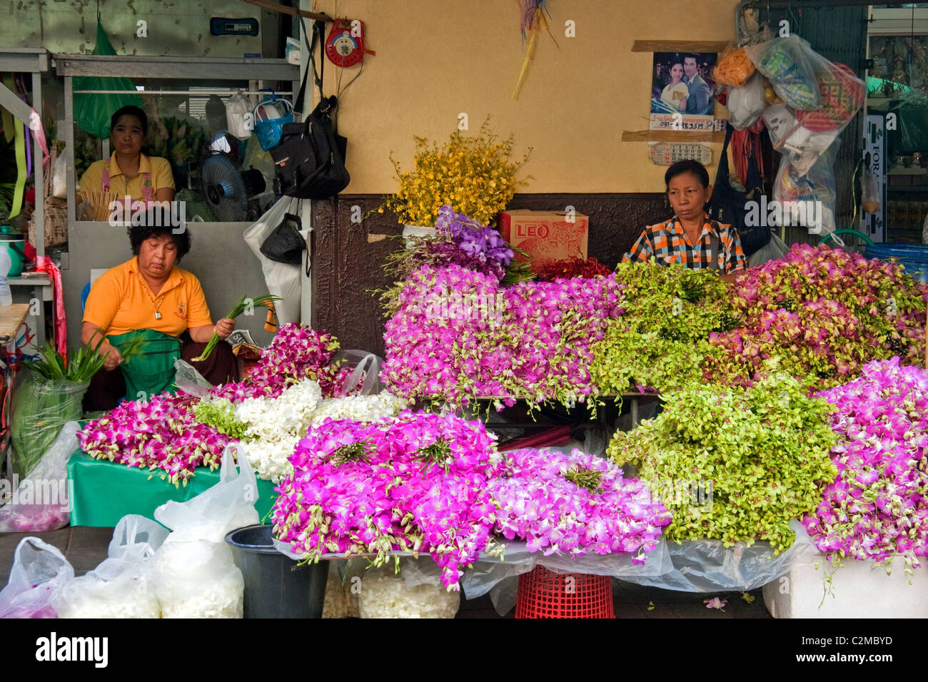 Thai women selling flowers at the Pat Khlong Talat market in Bangkok, Thailand Stock Photo