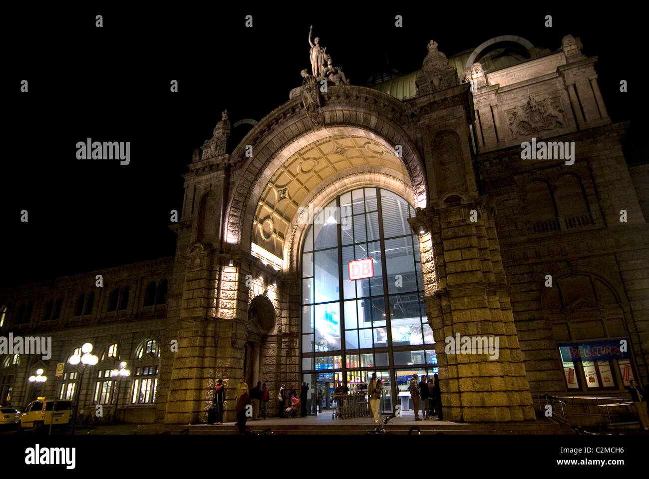 Train stations exteriors hi-res stock photography and images - Alamy