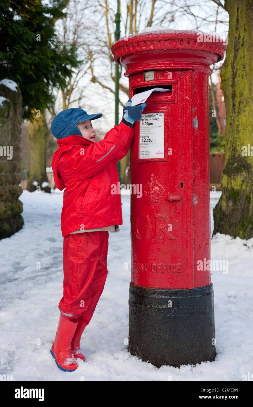 Posting a letter to Santa, EnglandPost box, Letter box, snow Stock Photo