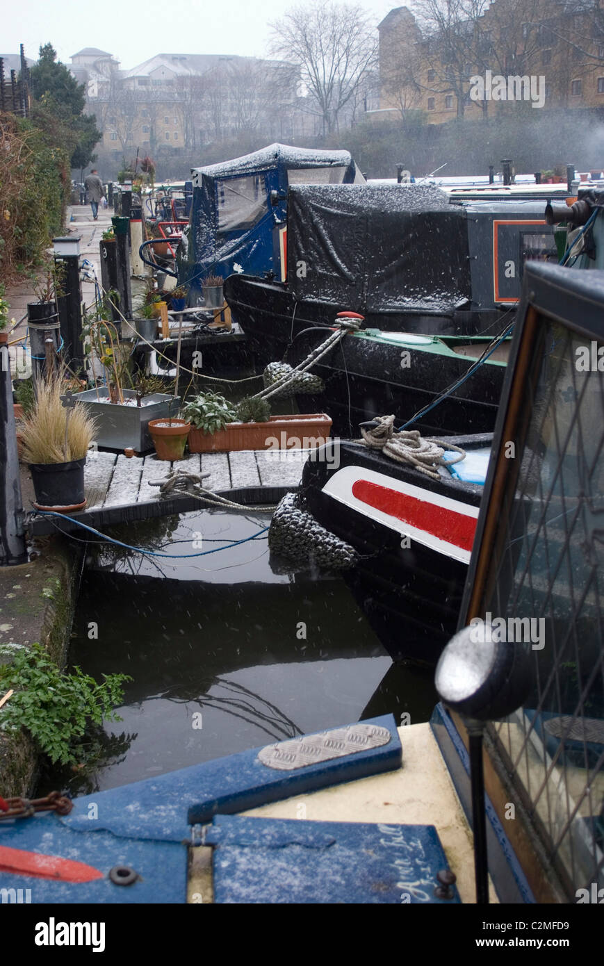 Regents canal moorings hi-res stock photography and images - Alamy