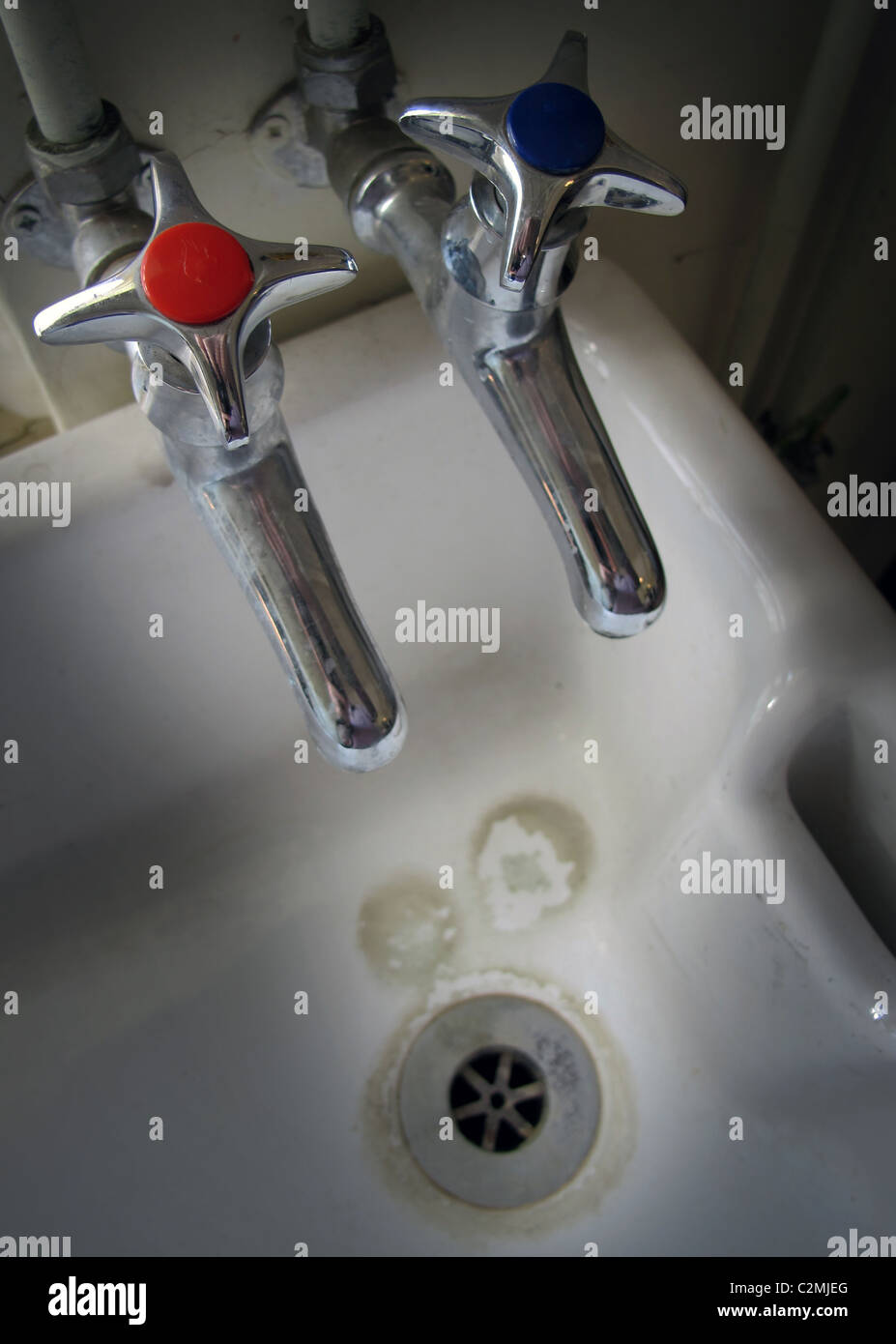 hot and cold tap over glazed belfast sink Stock Photo