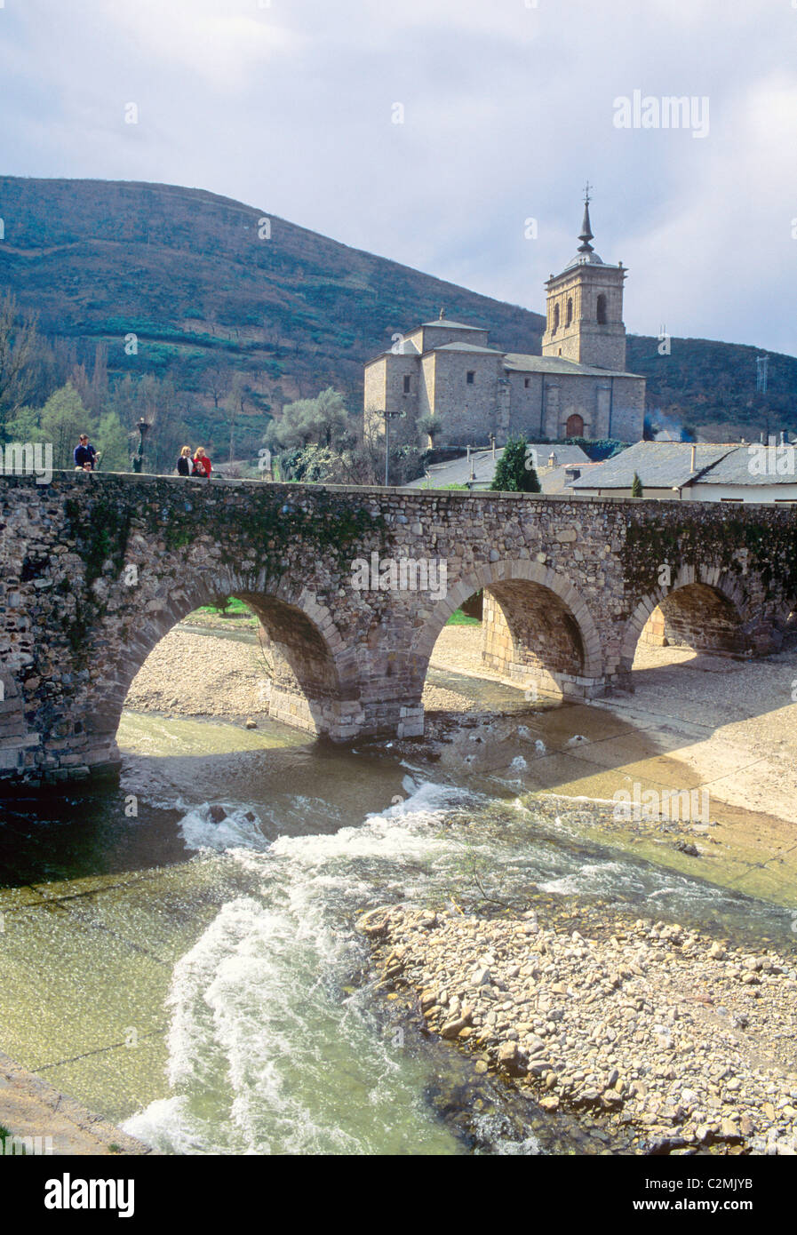 El Camino de Santiago, Molinaseca, Puente de los Peregrinos over the Meruelo river. Stock Photo