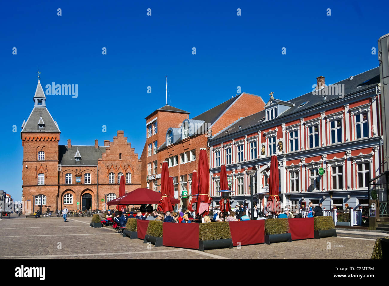 bekræft venligst triathlete Station Cafe culture in Torvet (The Square) in the centre of Esbjerg with Tourist  Information left and Dronning Louise restaurant right Stock Photo - Alamy