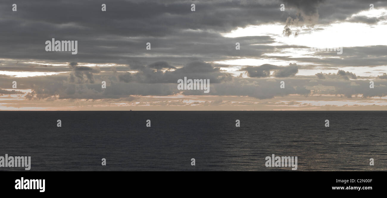 Dark stormy sky sea hi-res stock photography and images - Alamy