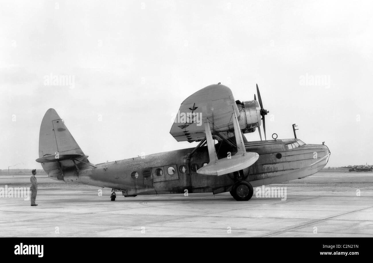 Amphibious aircraft Black and White Stock Photos & Images - Alamy