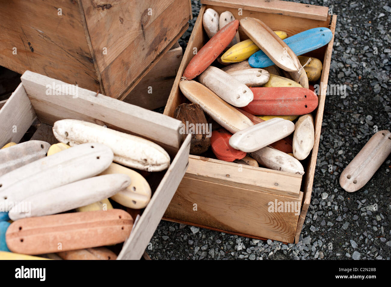 https://c8.alamy.com/comp/C2N28B/antique-fishing-floats-gathered-in-wooden-boxes-C2N28B.jpg