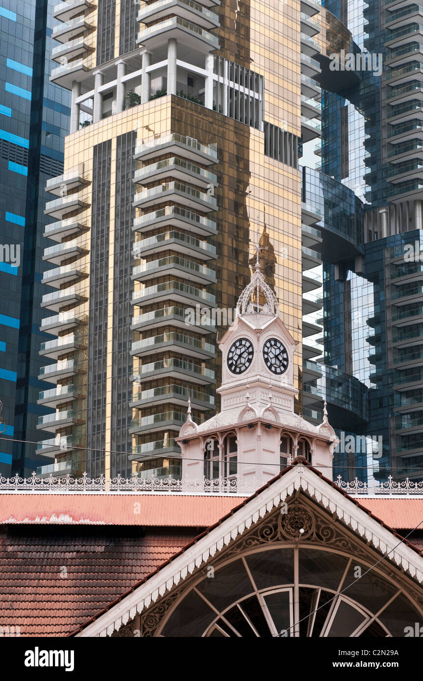 Clock tower of the Lau Pa Sat Market against the 'One Shenton' apartment building, Singapore Stock Photo