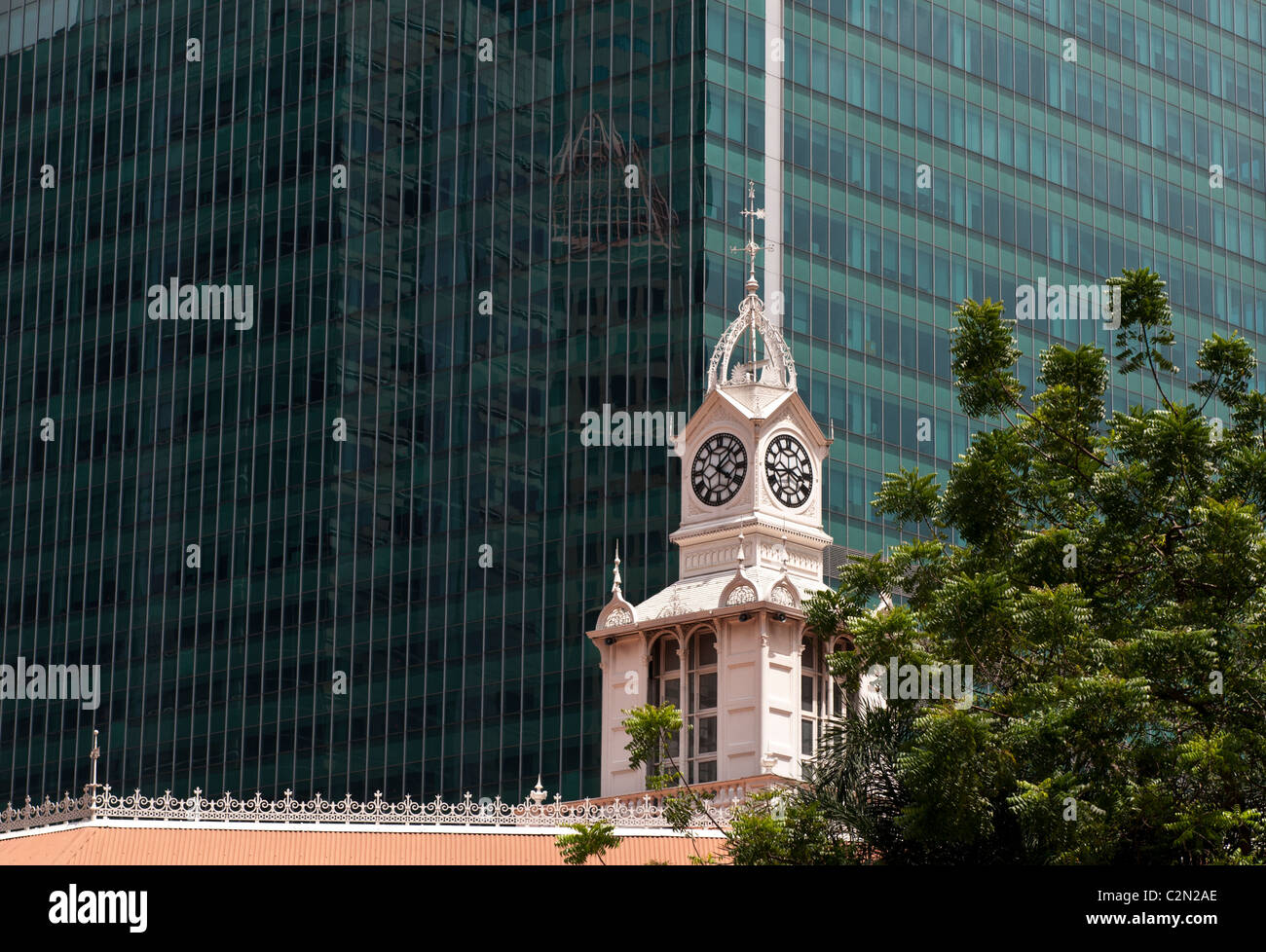 Clock tower of the Lau Pa Sat Market against the 'One Raffles Quay' south tower building, Singapore Stock Photo