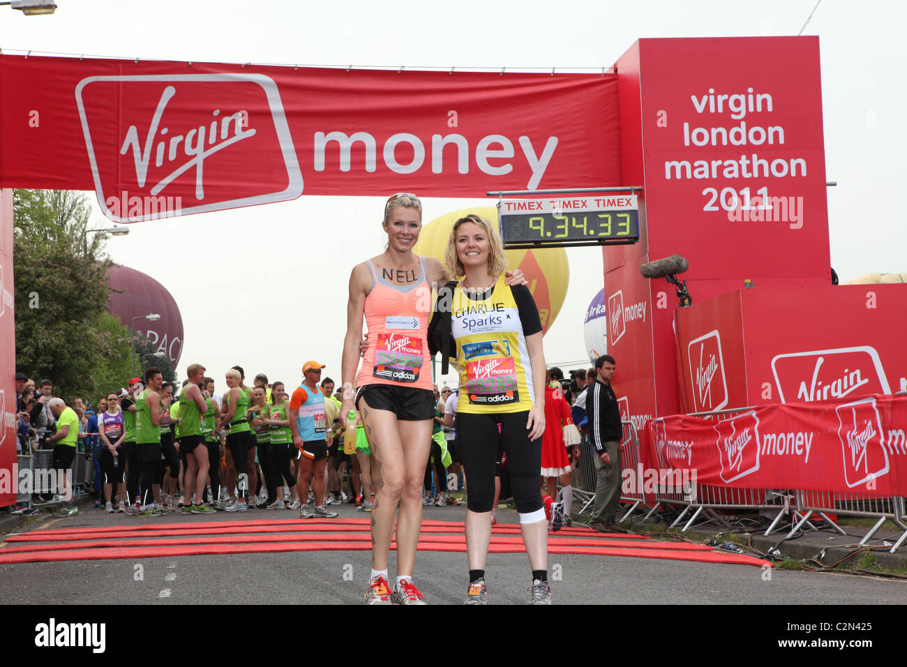 Thousands have joined the world's top long distance runners for a