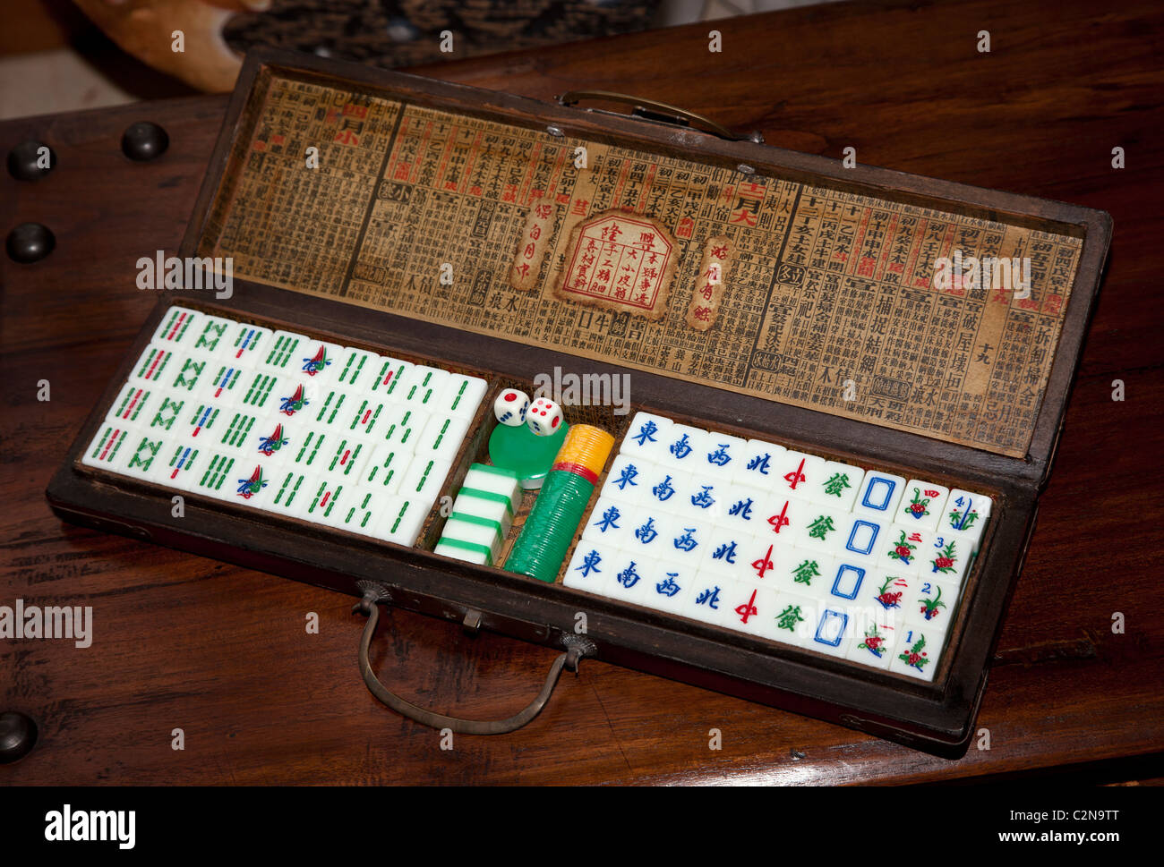 Jogo Tradicional Chinês Baseado Em Madeira Mahjong Foto de Stock - Imagem  de amor, tradicional: 180133312