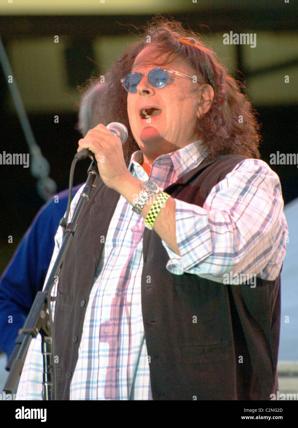 https://c8.alamy.com/comp/C2NG2D/mark-volman-the-turtles-performing-at-the-santa-barbara-fair-expo-C2NG2D.jpg