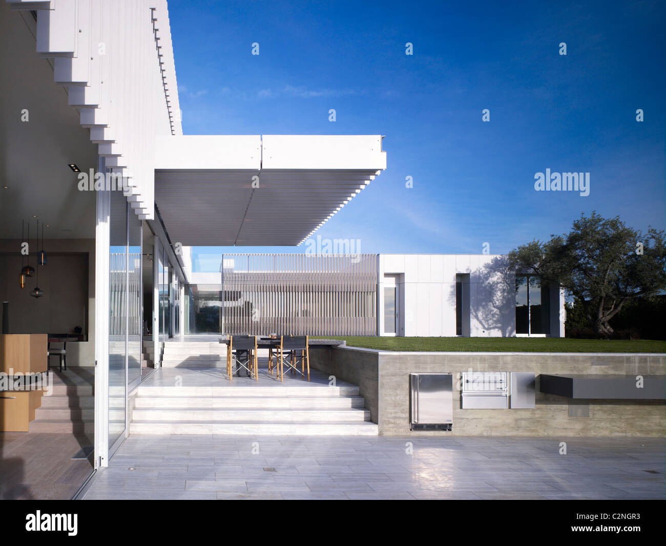 Modern detached house, West Hollywood, California Exterior shaded eating area with table and chairs Stock Photo