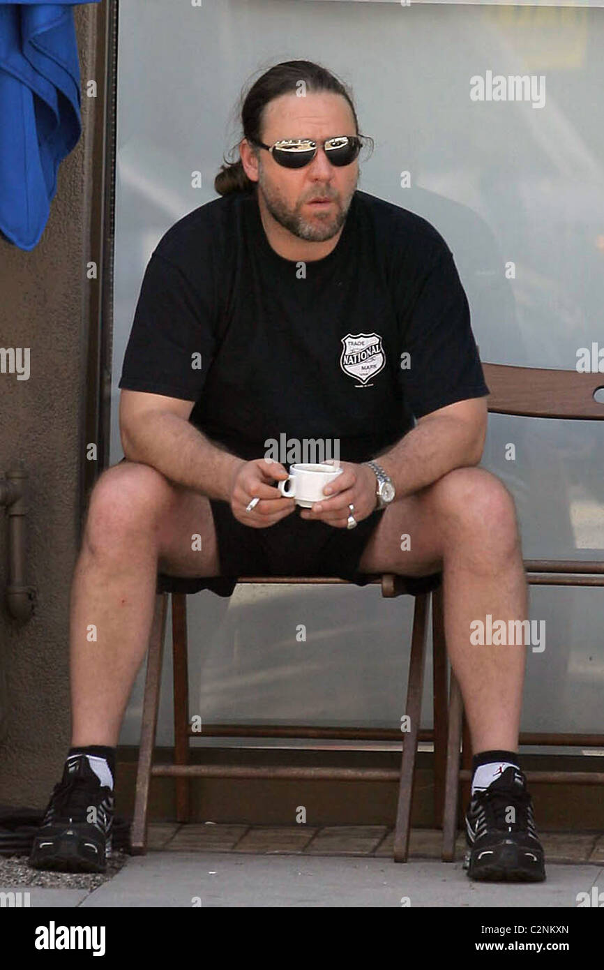 Russell Crowe takes a break and enjoys an espresso and a cigarette at Euro  Cafe in Beverly Hills Los Angeles, California Stock Photo