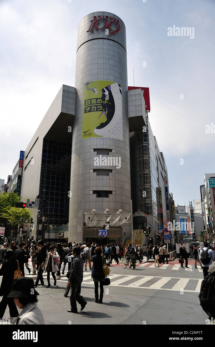 People crossing street in front of 109 commercial building (round tower) at Dogenzaka intersection in Shibuya (Tokyo, Japan) Stock Photo