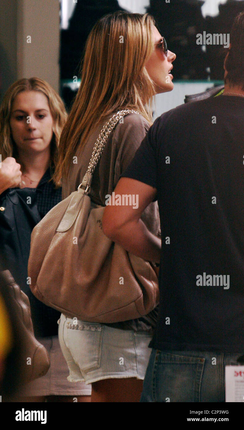 Pregnant Alessandra Ambrosio shops at Kitson Boutique with her sister