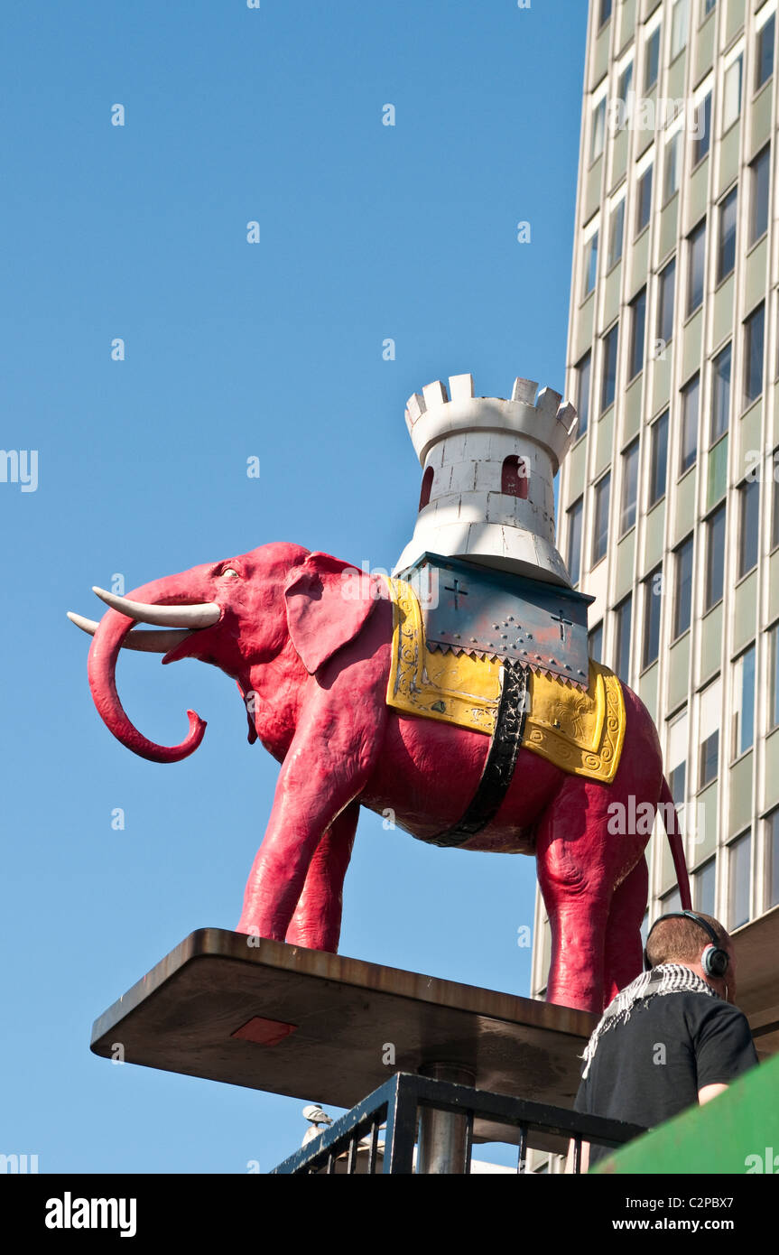Welcoming the Elephant and Castle statue