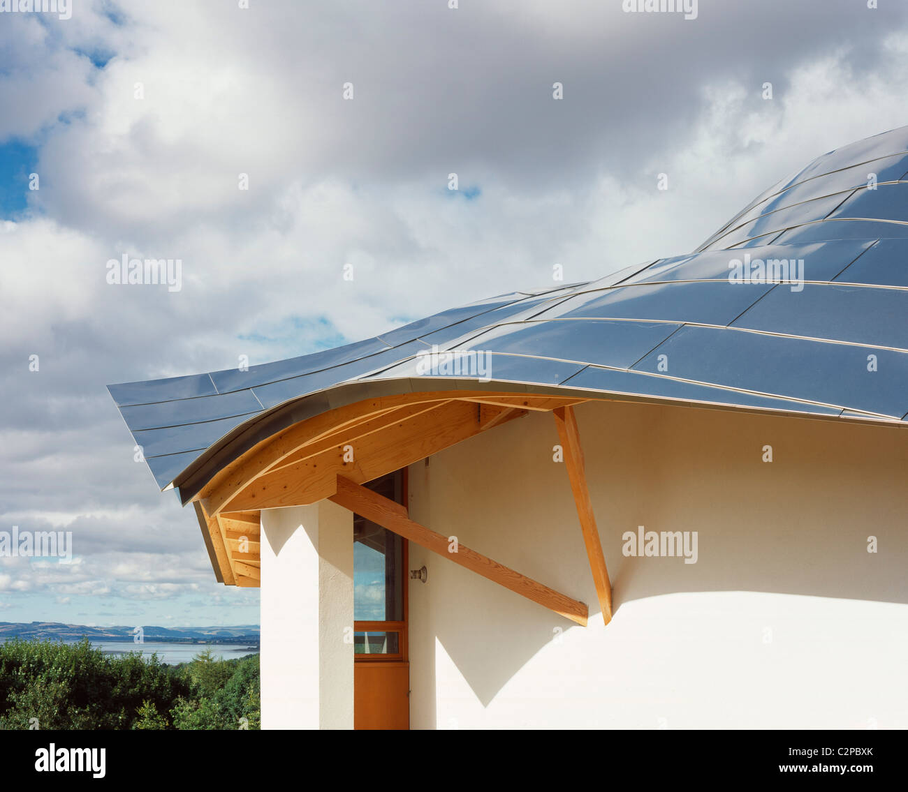 Maggie's Centre, Ninewells Hospital, Dundee, Scotland. Exterior roof detail. Stock Photo