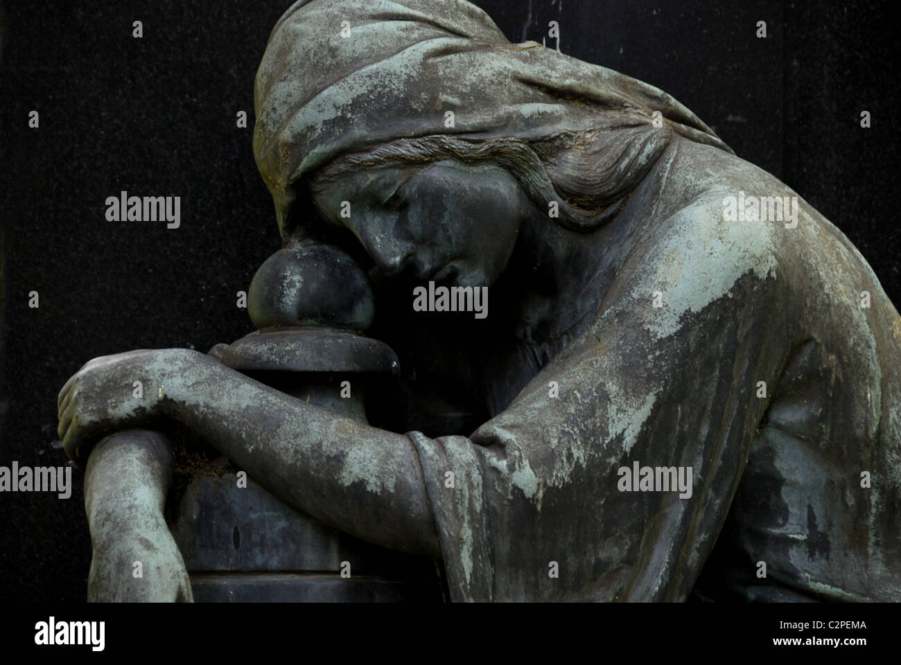 Cemetery sculpture - Grieving with urn Stock Photo
