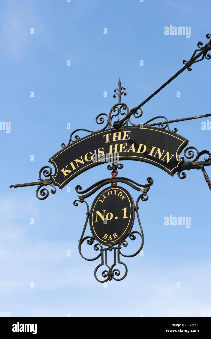 Kings head signboard hi-res stock photography and images - Alamy