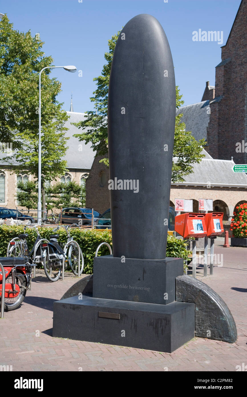 'een gestolde herinnering' sculpture. Neiuwe Burg. Middelburg, Zeeland, Netherlands Stock Photo