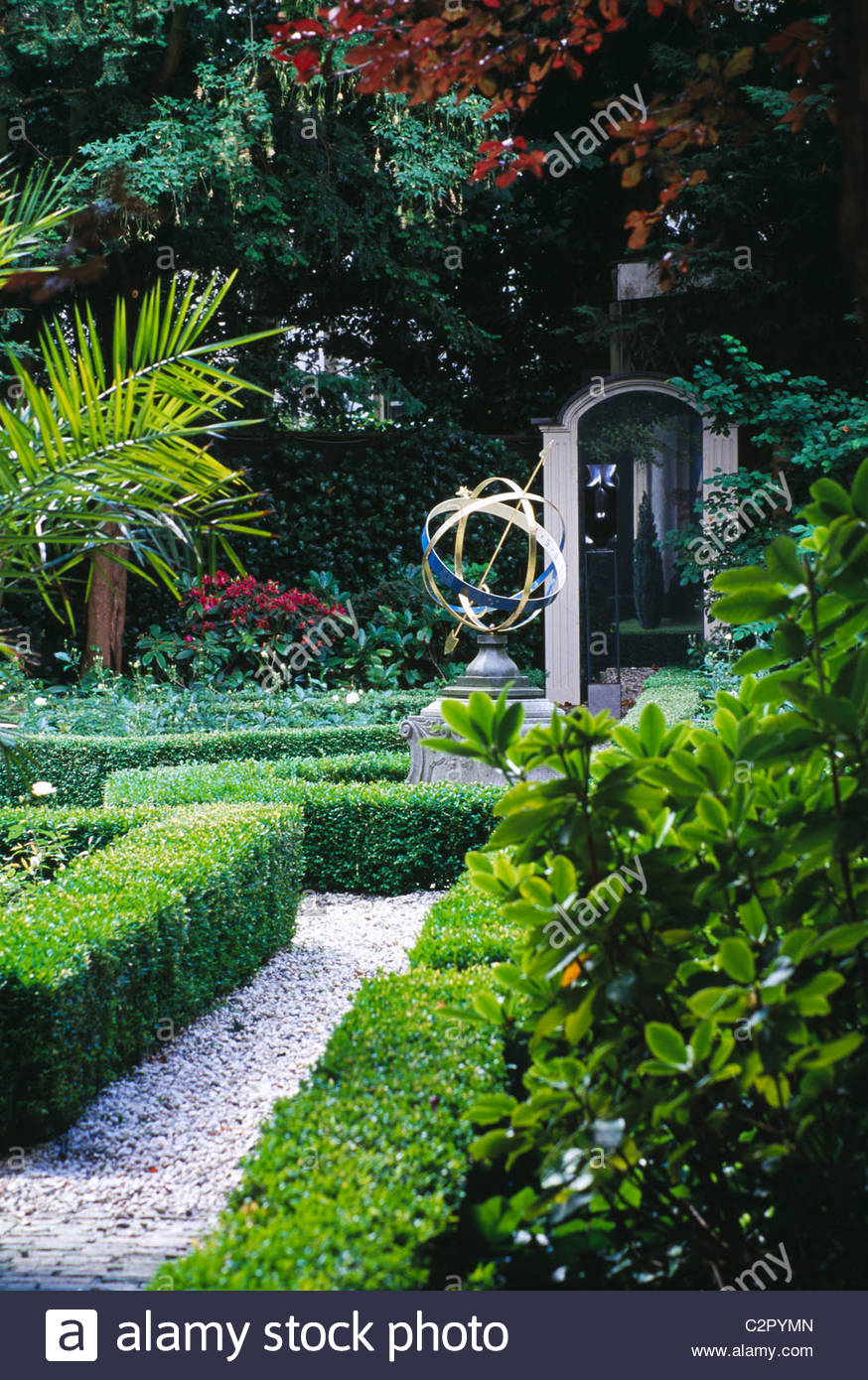 amsterdam private garden keizergracht 666 668 view along path to sculpture and trompe - Amsterdam Garden amsterdam private garden keizergracht 666 668 view along path to sculpture and trompe - Amsterdam Garden