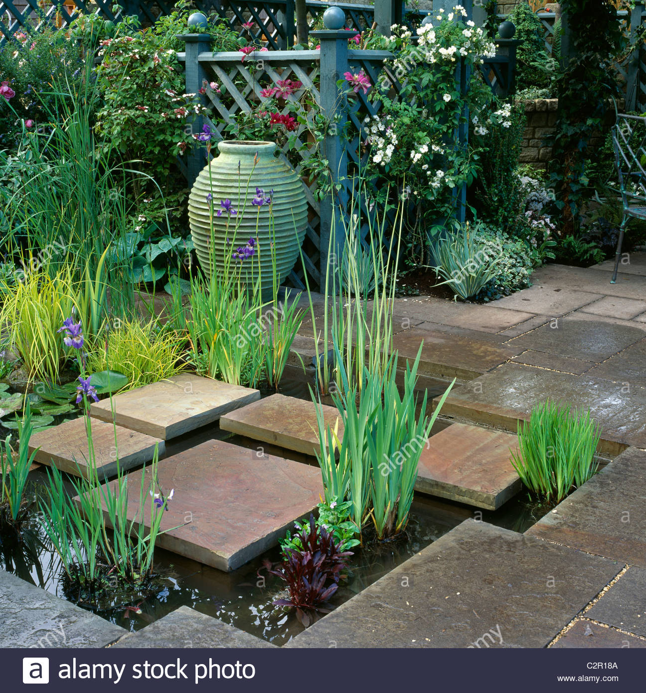 Stepping Stones Garden Uk Stock Photos & Stepping Stones Garden Uk