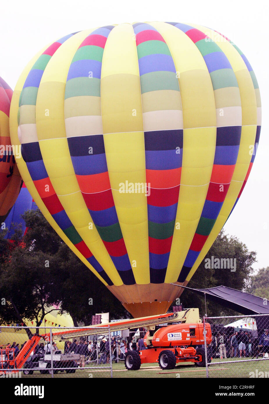 Katherine Heigl and Gerard Butler on the set of their upcoming movie 'The  Ugly Truth' filming on location in a hot air balloon Stock Photo - Alamy