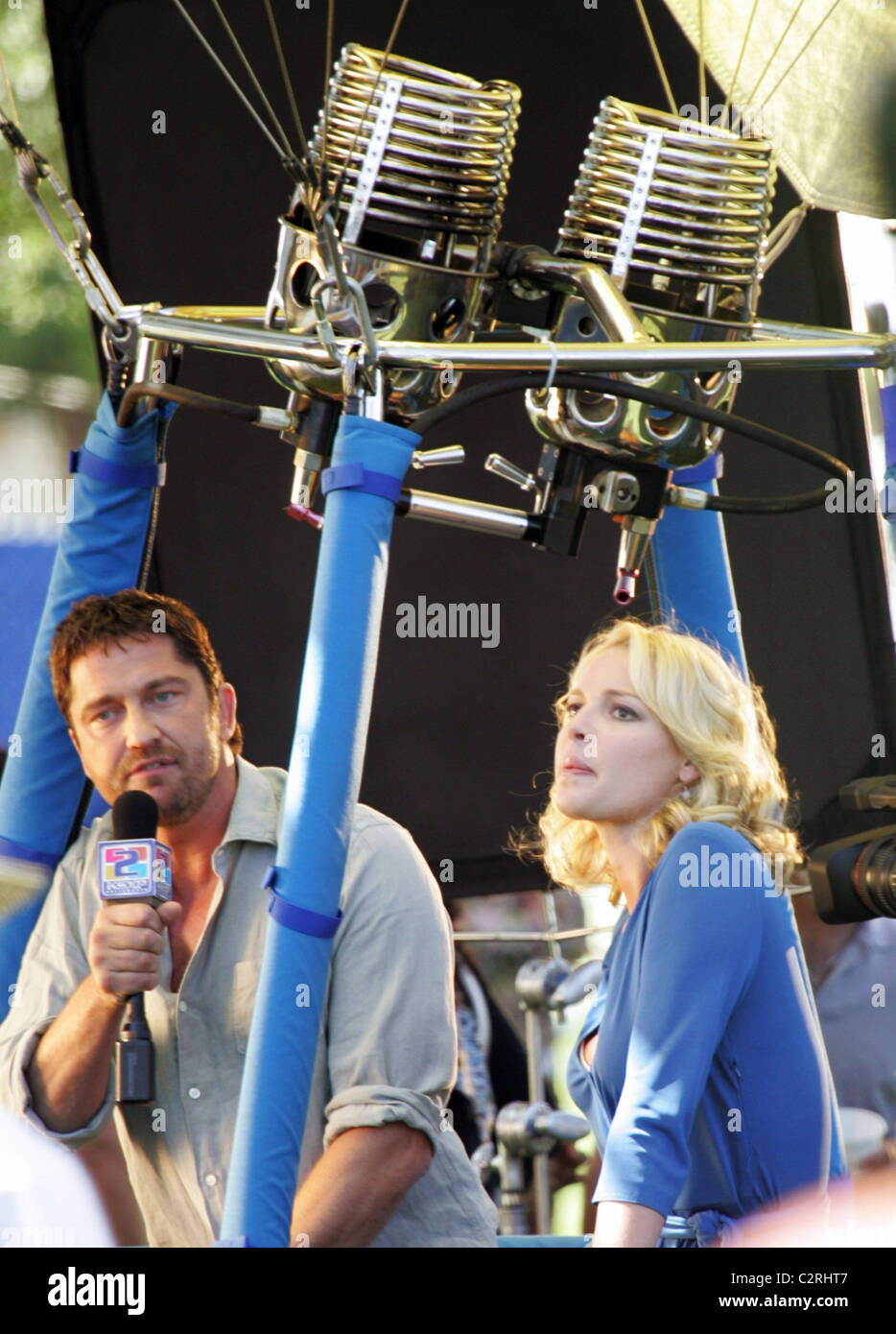 Gerard Butler and Katherine Heigl on the set of their upcoming movie 'The  Ugly Truth' filming on location in a hot air balloon Stock Photo - Alamy
