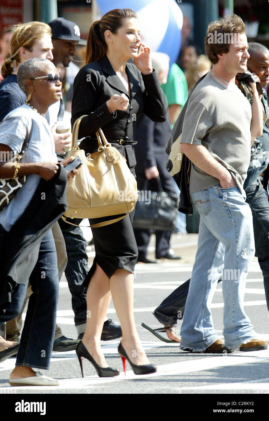 https://c8.alamy.com/comp/C2RKY2/sandra-bullock-on-the-film-set-of-the-proposal-new-york-city-usa-060608-C2RKY2.jpg