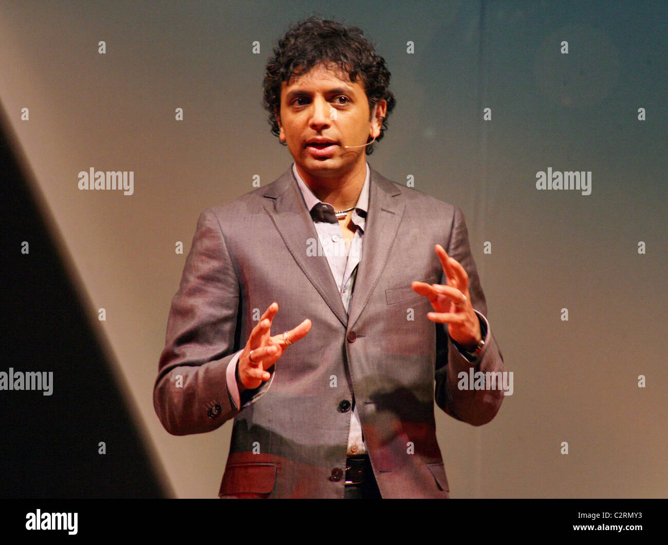 M. Night Shyamalan announces he will direct the movie 'Avatar: The Last ...