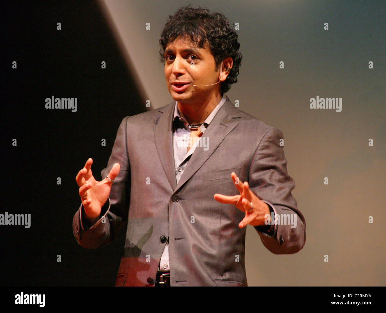 M. Night Shyamalan announces he will direct the movie 'Avatar: The Last ...