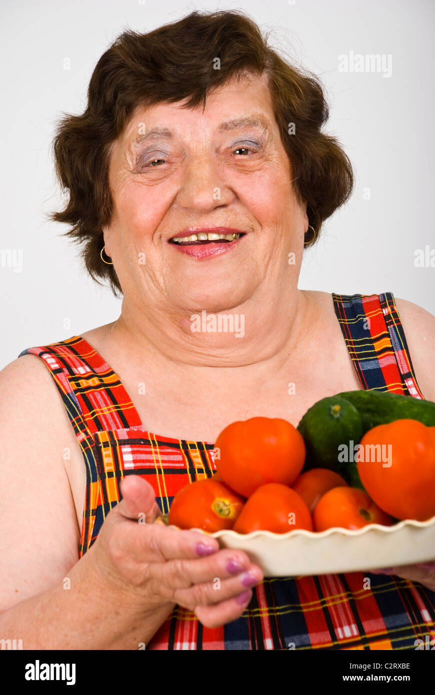 Томат бабушка боуз. Помидоры бабушка. Помидоры розовые в огороде. Помидоры бабушка боуз. Томат томат нецкий бабушки кастрел.