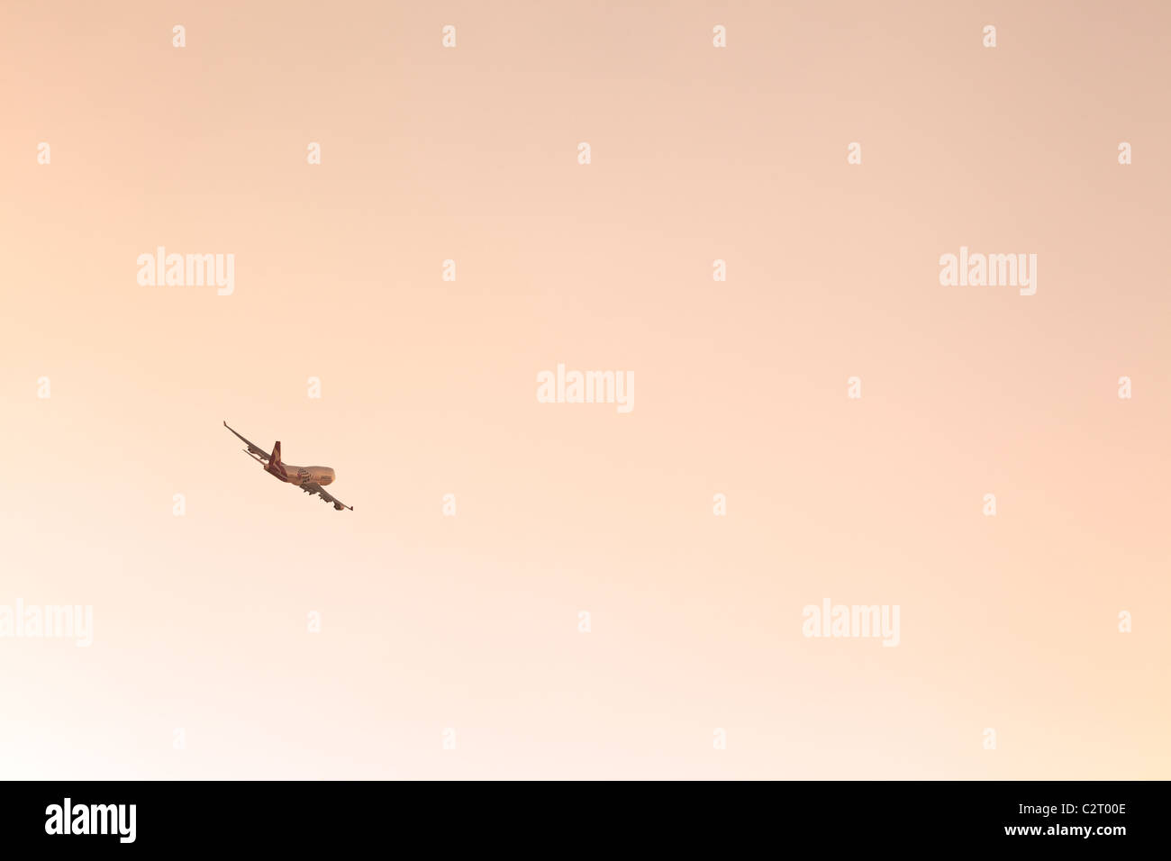 Boeing 747 flying hi-res stock photography and images - Alamy