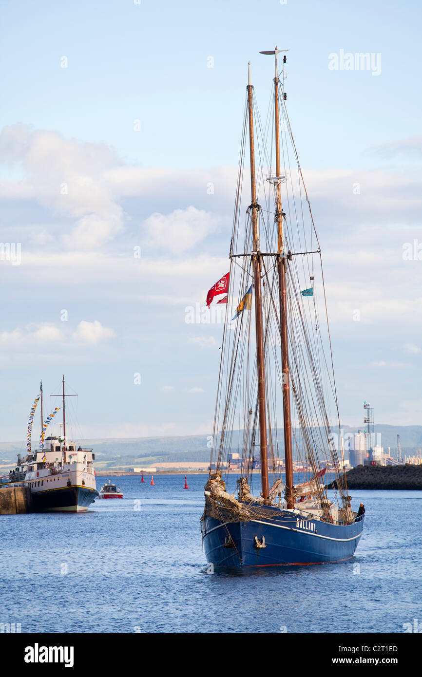 Sailing ship entering docks hires stock photography and images Alamy