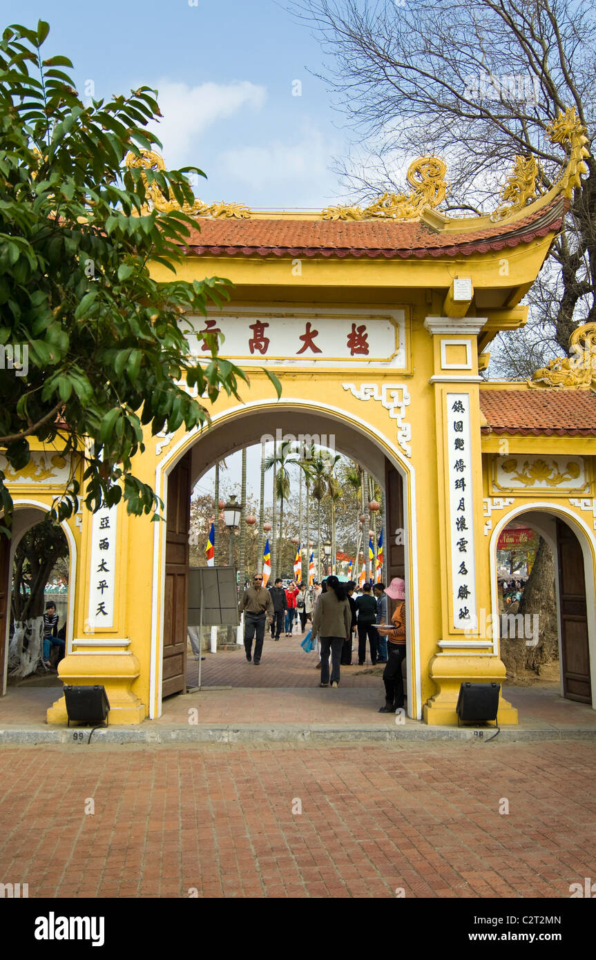 Cổng Chùa Trấn Quốc: Kiến Trúc, Văn Khấn và Lễ Hội Tại Di Tích Lịch Sử