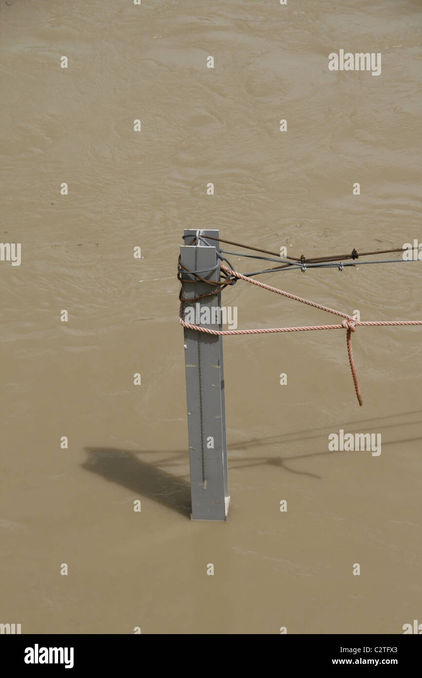boat mooring rope cable support point in high river flood water Stock ...