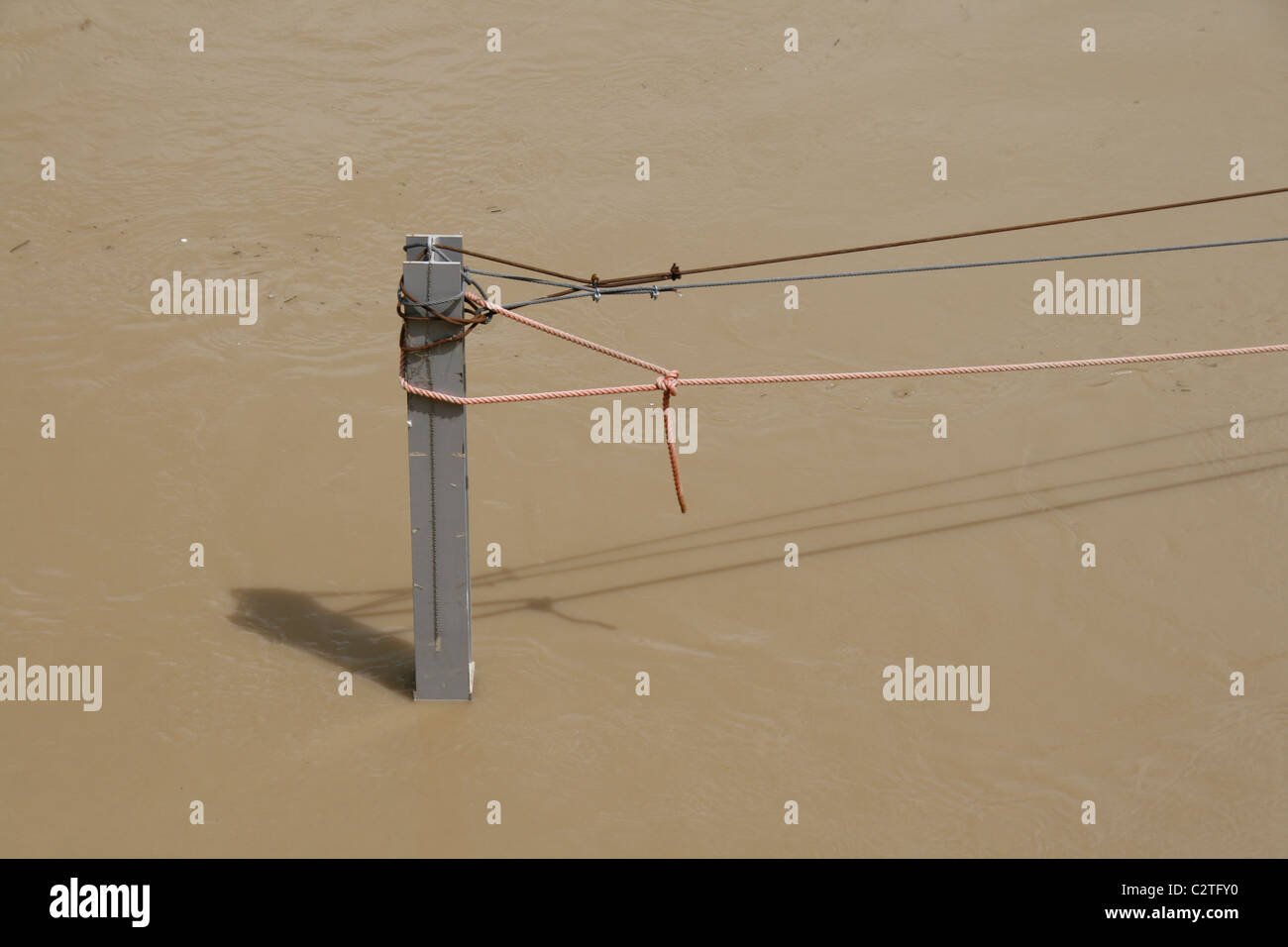 boat mooring rope cable support point in high river flood water Stock ...