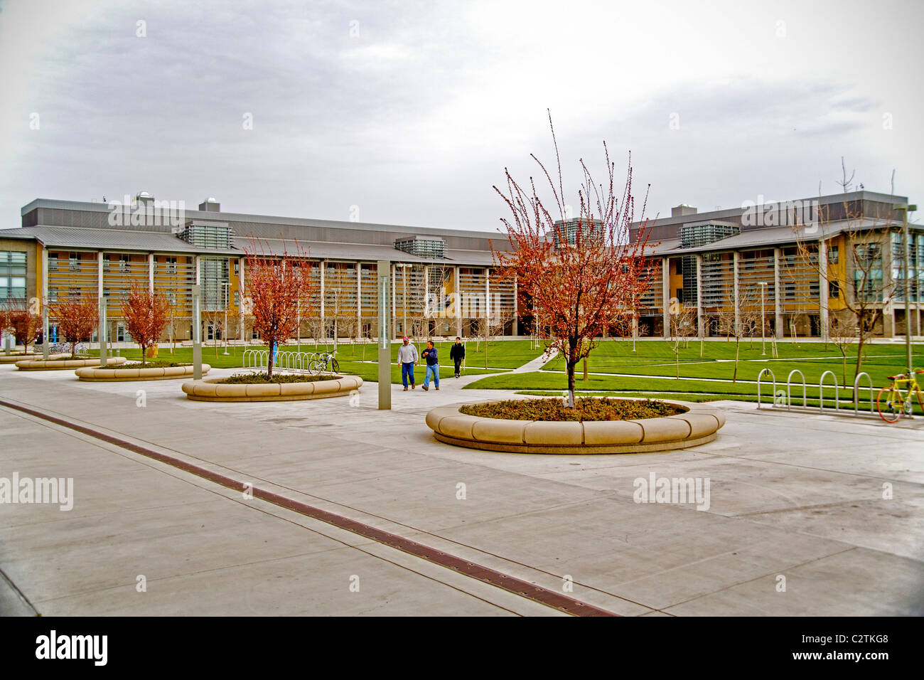 Students stroll in the Carol-Tomlinson-Keasey Quad at the University of California, Merced. The campus is the latest to be built Stock Photo