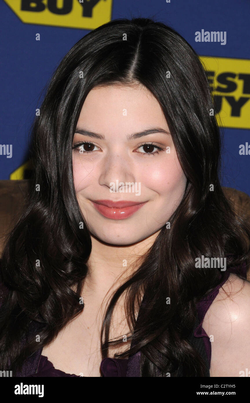 Miranda Cosgrove signs the iCarly soundtrack at Best Buy Westbury, New