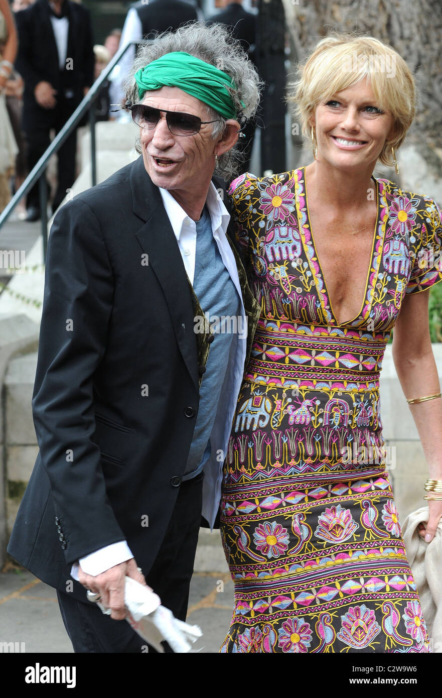 Keith Richards and Patti Hansen The wedding of Leah Wood and Jack MacDonald  at Southwark Cathedral London, England - 21.06.08 Stock Photo - Alamy, image size:881x1390