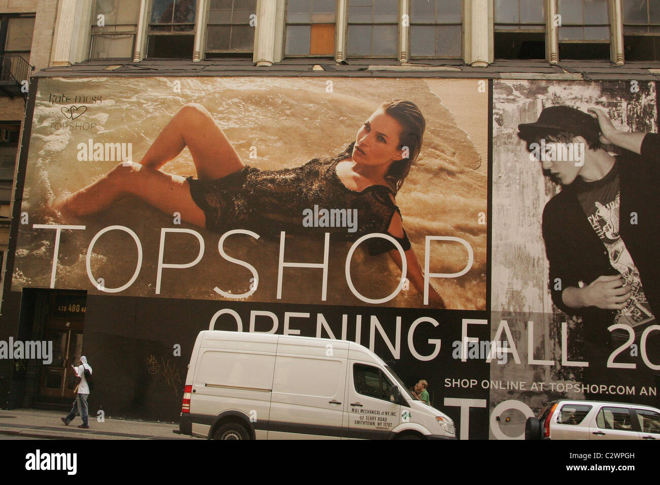 kate-moss-in-a-larger-than-life-ad-to-promote-topshop-new-york-city