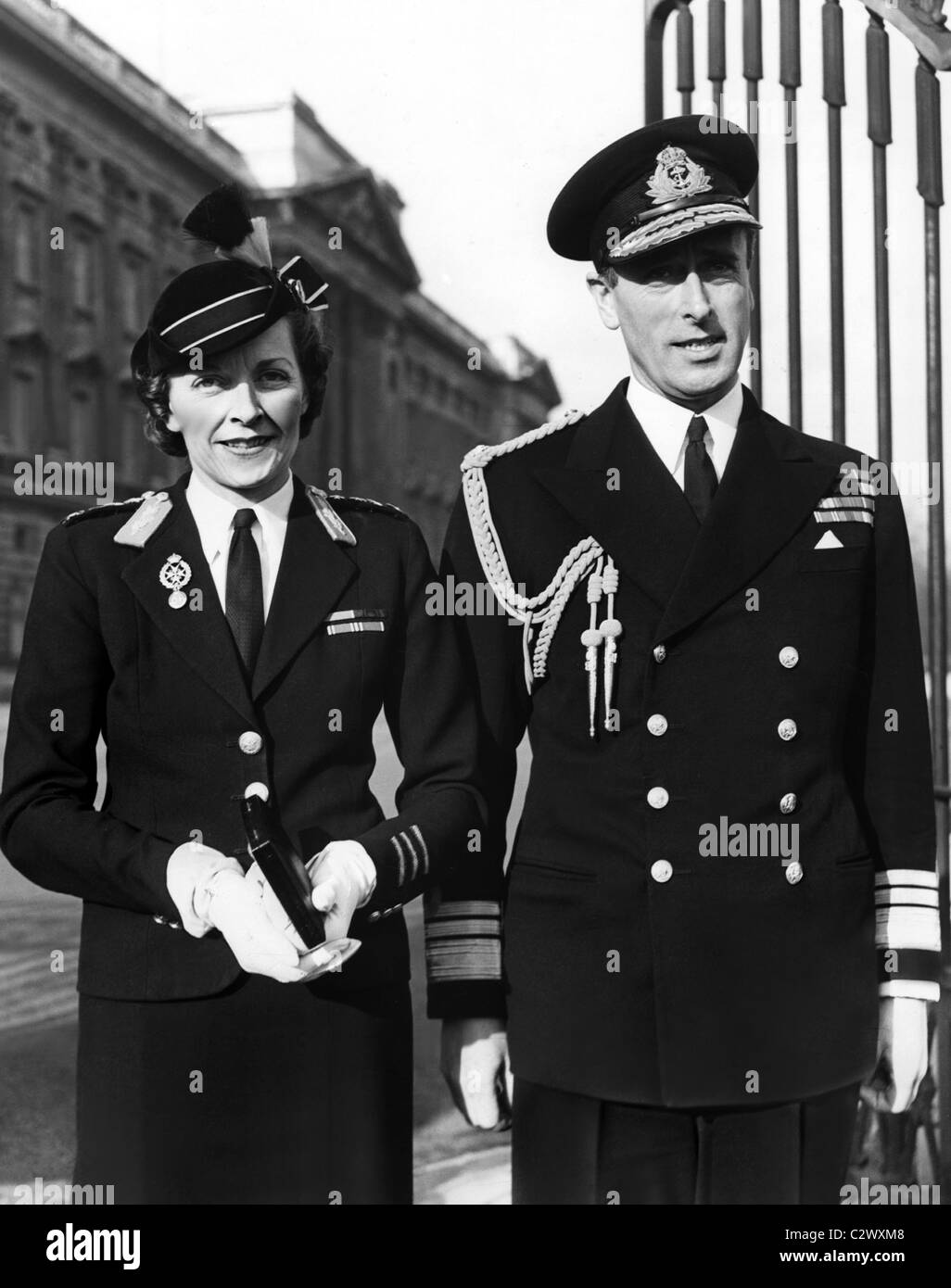 EDWINA MOUNTBATTEN & ADMIRAL LOUIS MOUNTBATTEN LADY & LORD MOUNTBATTEN OF BUR 02 July 1943 BUCKINGHAM PALACE LONDON ENGLAND Stock Photo