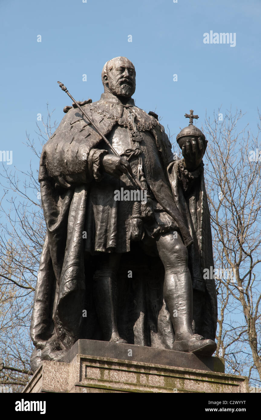 Statue of King Edward VII by John Cassidy (1913) in Whitworth Park, Manchester. Stock Photo
