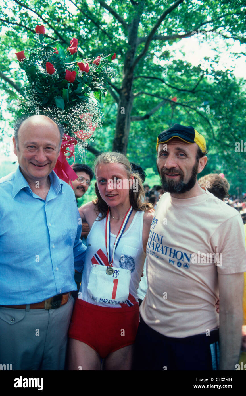 (L-R) NYC Mayor Ed Koch, Grete Waitz, Fred Lebow, President NY Road Runner's Club at the 1981 L'egg Mini Marathon. Stock Photo